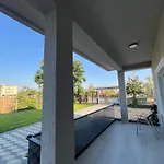 Villa T & I Firepit, Bbq & Grill Durrës